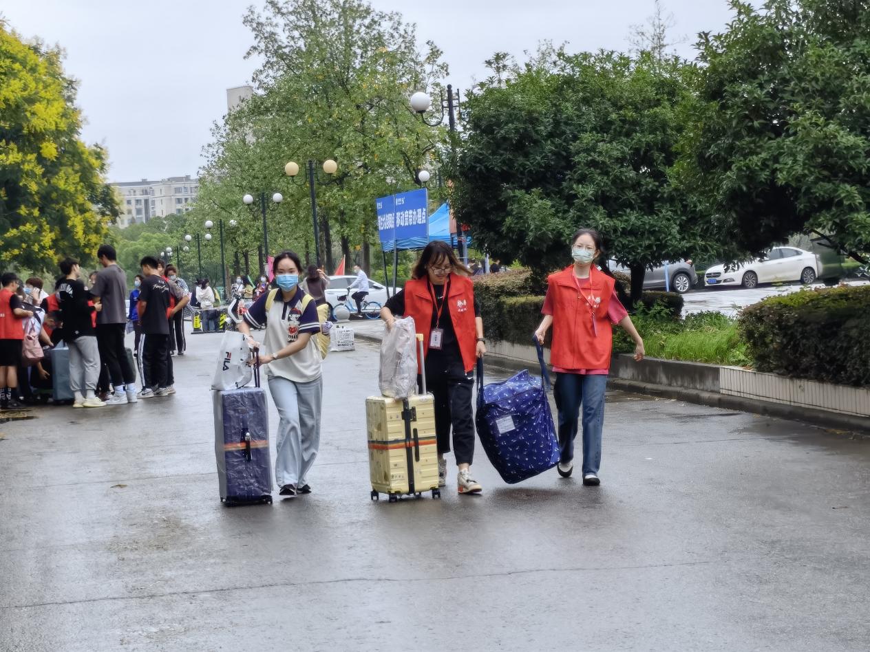 财政与税务豪门国际官网
志愿者帮新生搬运行李