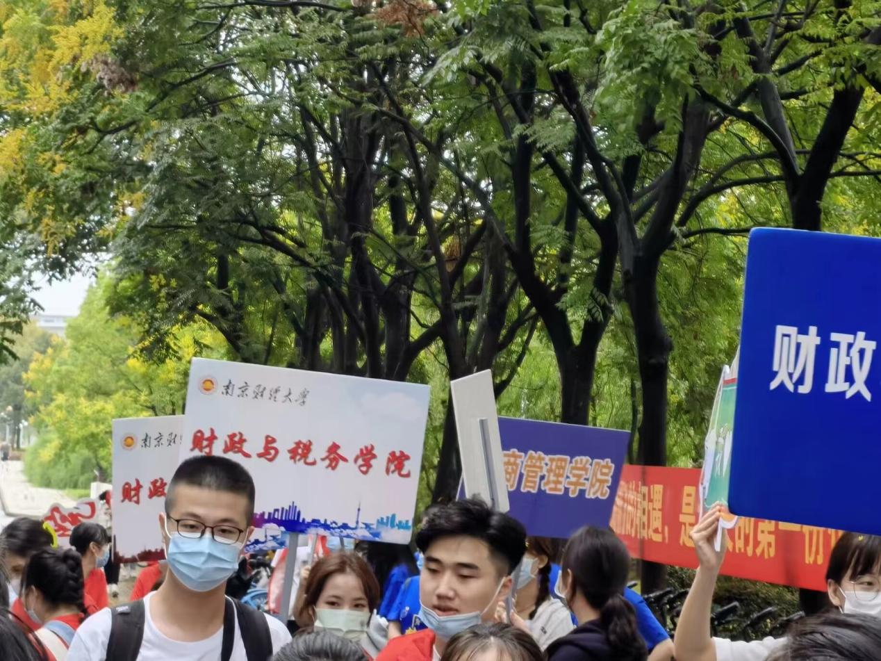 财政与税务豪门国际官网
志愿者迎接新生